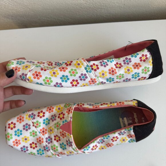 TOMS Women’s Classic Slip-On Shoes – Multicolor Flower Print – Size 9 - Picture 1 of 9
